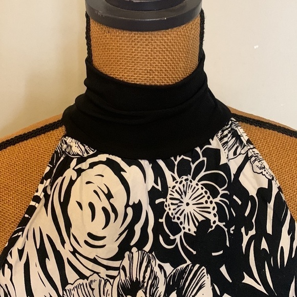 Women's Sleeveless Turtleneck Blouse - Picture 2 of 9